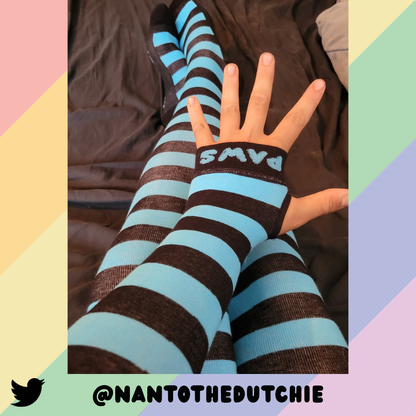 Manchettes bleu clair vs. noires