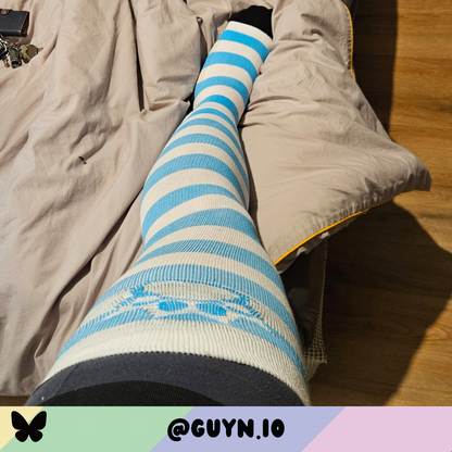 Chaussettes hautes bleu clair ou blanches
