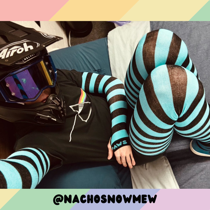 Manchettes bleu clair vs. noires