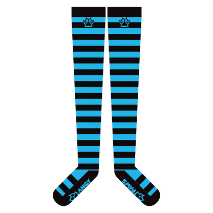 Calcetines hasta el muslo azul claro vs. negros
